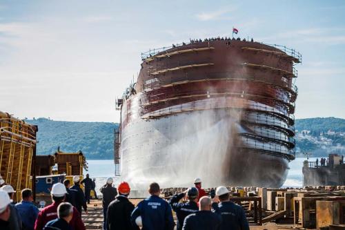 Торжественный спуск на воду танкера в Трогире