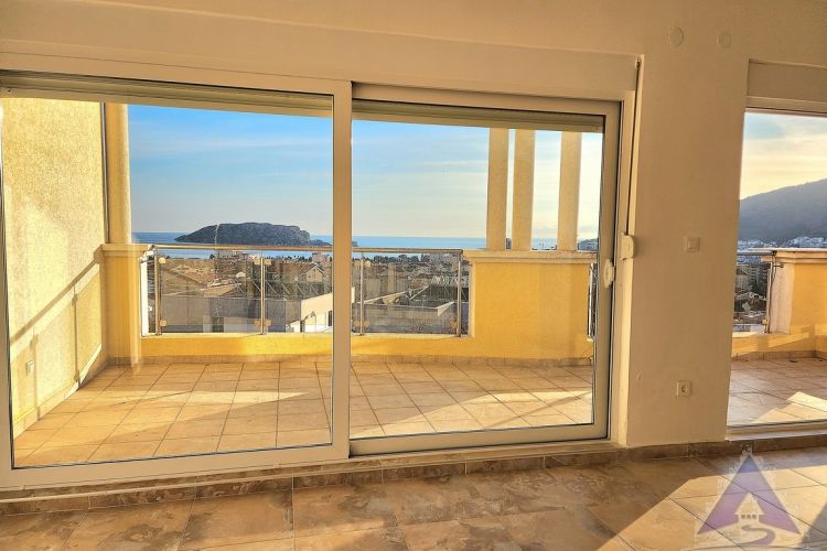 Трехкомнатная квартира с панорамным видом на море в Будве, Черногория