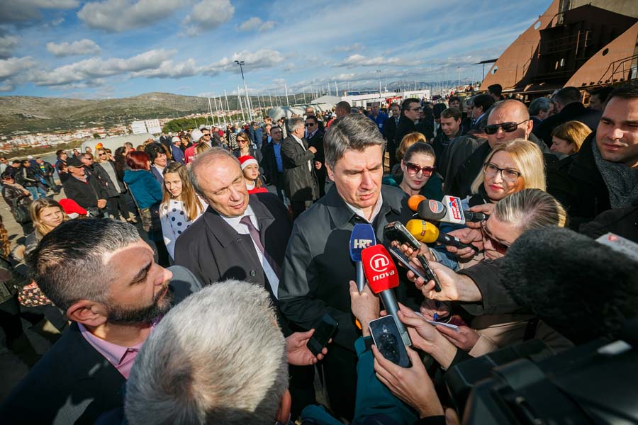 Торжественный спуск на воду танкера в Трогире