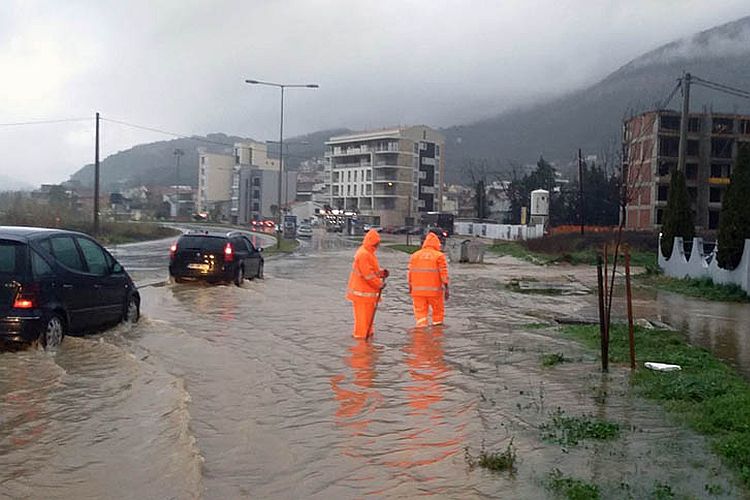 Черногорское побережье накрыл шторм
