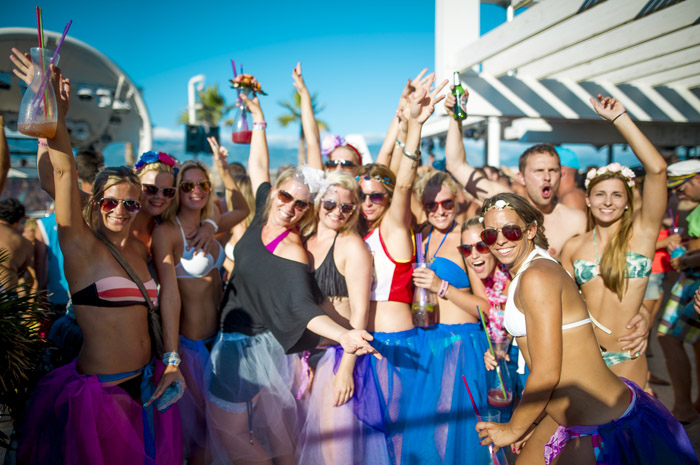 Вечеринка на пляже "Зрче" в Хорватии