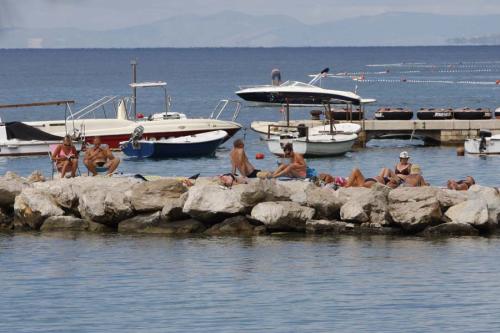 Сентябрьский день на пляжах курорта Макарска