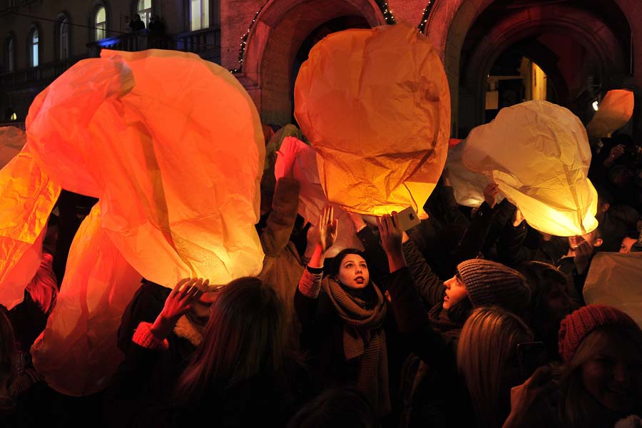 Запуск небесных фонариков в Загребе