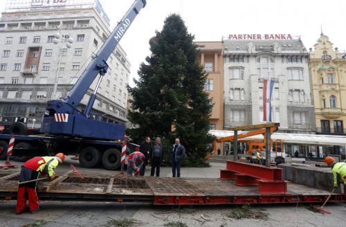 Установка новогодней елки в Загребе