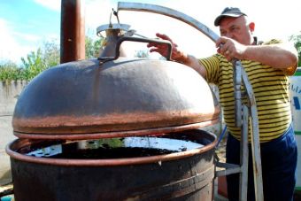 Приготовление сливовицы в Сербии