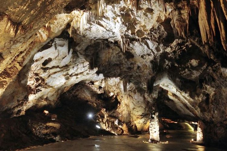 Пещера на Барской ривьере. Фото: Jedro.me