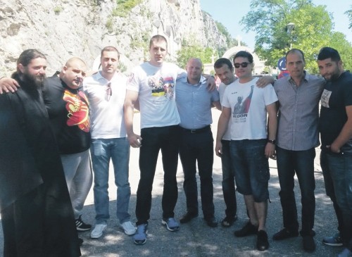 Российский спортсмен Федор Емельяненко посещает монастыри Черногории Федор Емельяненко с посетителями монастыря Острог. Фото: Vijesti.me