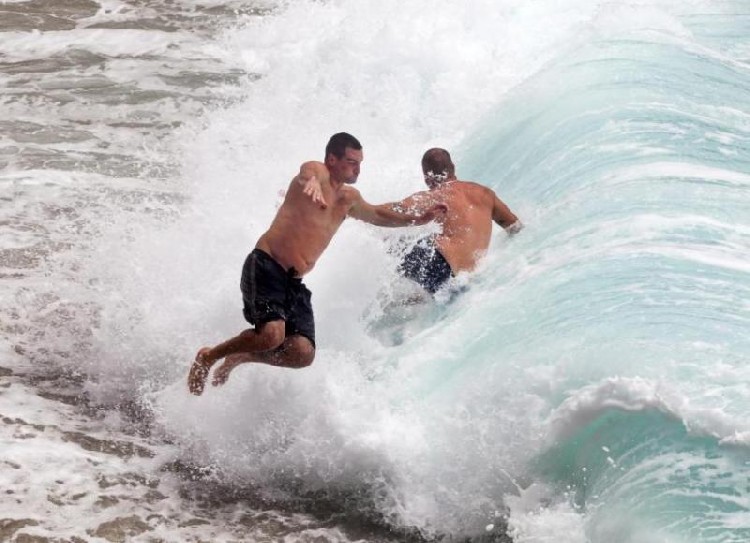 Большие волны в Пуле. Фото: Glasistre.hr, Srećko Niketić Большие волны в Пуле в июне 2016 года