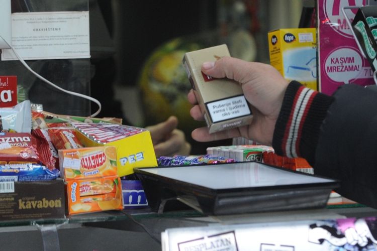 Покупка сигарет в Черногории. Фото: Vijesti, Savo Prelević 