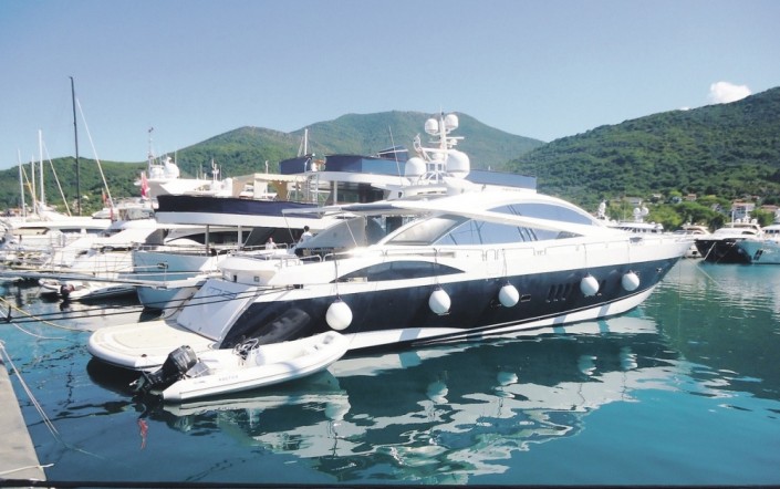 В Тиват прибыла яхта советского шпиона Яхта Sunseeker Predator M3 в Тивате. Фото: Vijesti.me, Siniša Luković