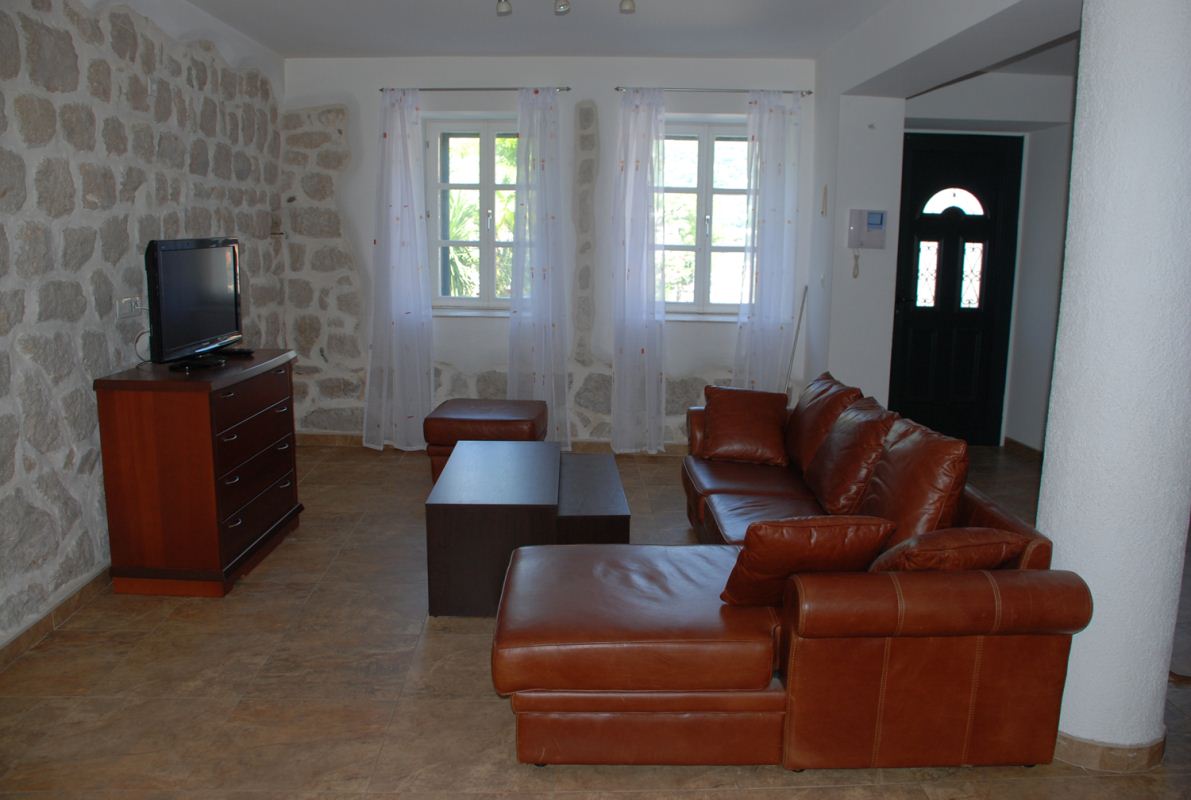 Дом в Черногории, в поселке Люта