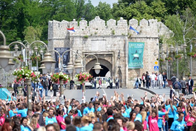 Парад выпускников школ в сербском Нише