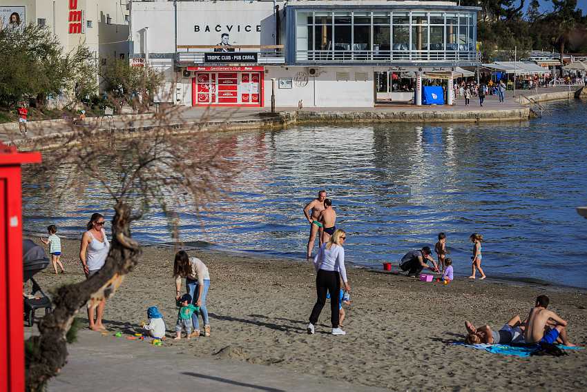 Пляж "Бачвице" в Сплите в апреле 2016 г. 