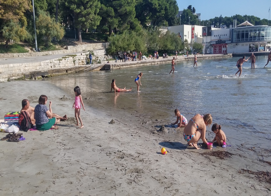 Ноябрьское купание в Сплите на популярном пляже "Бачвице"