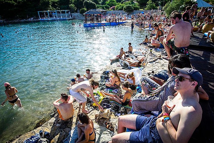 Фестиваль Love International в городке Тисно на острове Муртер