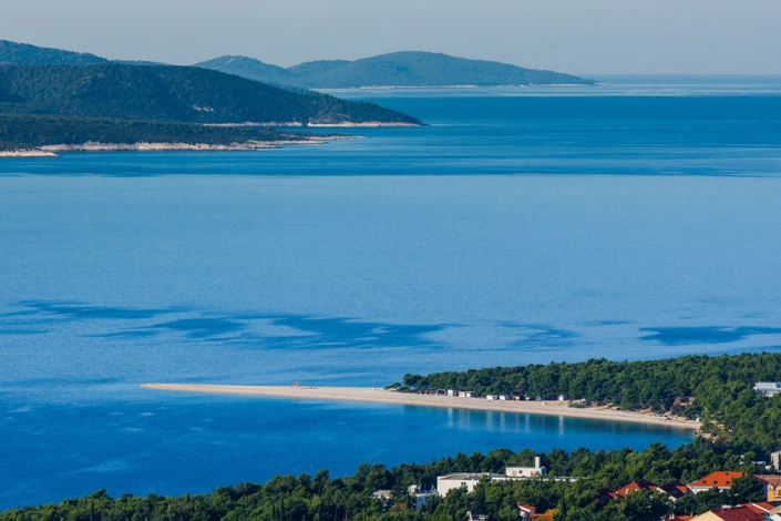 Пляж "Золотой рог" в Хорватии поздней осенью