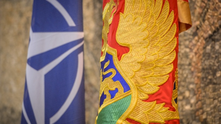 Флаги НАТО и Черногории. Фото: Cdm.me