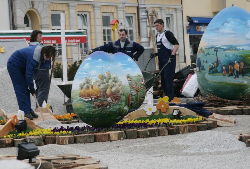 Установка символических пасхальных яиц в хорватской Копривнице 
