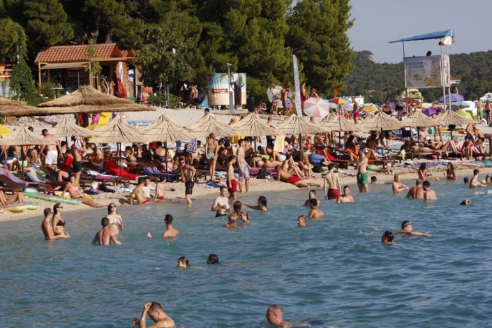 Пляж "Жук" на курорте Макарска в Хорватии. Фото: Jutarnji.hr, Ivo Ravlic, CROPIX Пляж "Жук" на курорте Макарска