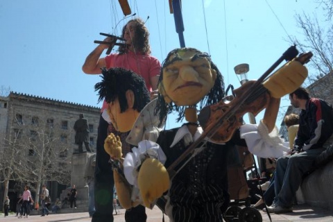 Выступление уличных артистов в Белграде