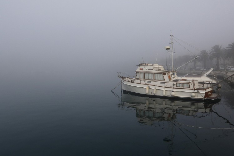 Туман на курорте Макарска в апреле 2016 года