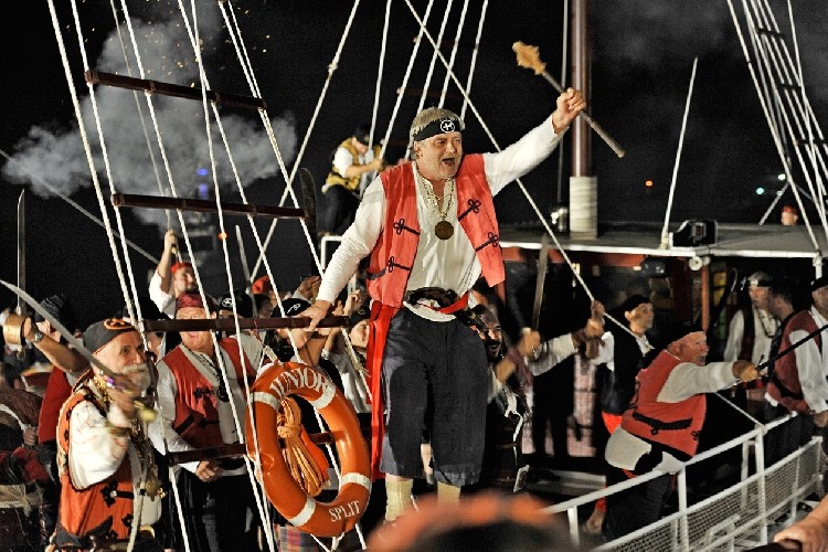 Реконструкция морского боя в Омише. Фото: Slobodnadalmacija.hr, Nikola Vilić, Hanza Media Реконструкция морского боя в Омише в августе 2016 года