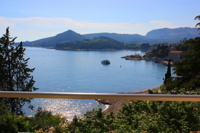 Вид на бухту из отеля Astarea. Фото: dubrovnik-riviera-hotels.hr