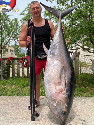 Бошко Гривич с тунцом на 82 кг. Фото: Boka News