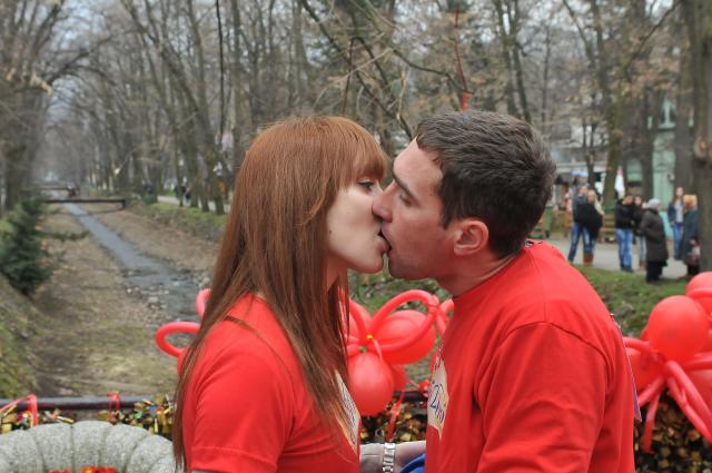Конкурс на самый долгий поцелуй в городе Врнячка-Баня. Фото: TANJUG, Saša Petrović Конкурс на самый долгий поцелуй в сербской Врнячка-Бане