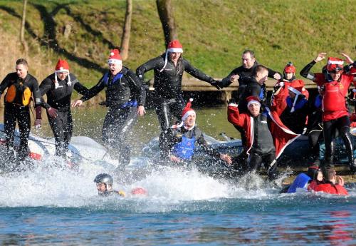 Купание Дедов Морозов в реке Мрежница