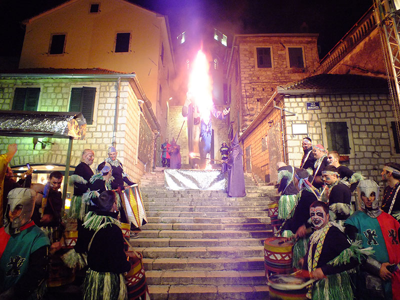 Карнавал в Херцег-Нови - завершение фестиваля мимозы