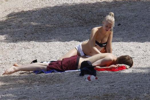 Загорание туристов в Макарска. Фото: Jutarnji.hr, Ivo Ravlic, CROPIX Пляж на хорватском курорте Макарска