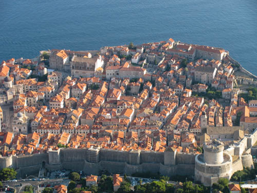 Вид сверху на город Дубровник в Хорватии. Фото: Balkanpro.ru