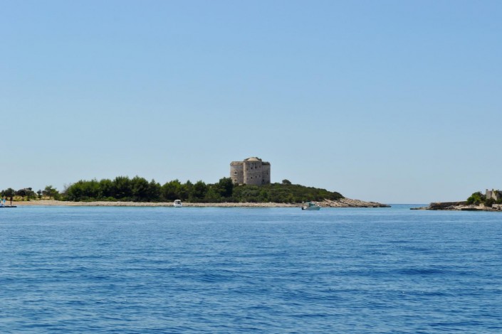 Вид на пляж Мириште и крепость Азра. Фото: Bokanews.me