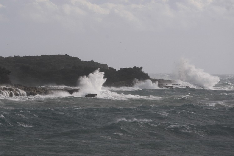 Шторм на побережье в окрестностях Пулы в феврале 2016 г.