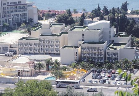 Гостиница Mediteran в Бечичи выставлена на продажу за 58,49 млн евро Отель Mediteran в поселке Бечичи. Фото: Vijesti.me, Zoran Đurić