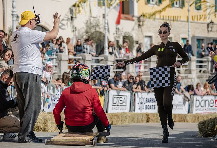 Гонки на самодельных самокатах в Херцег-Нови