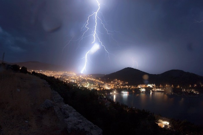 Удар молнии в хорватском поселке Бргат