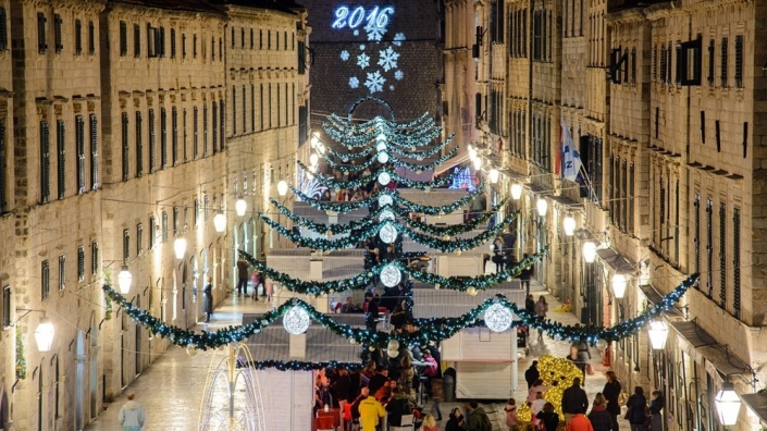 Новогоднее украшение Дубровника в конце ноября 2015 г.