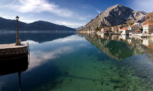 В Бока-Которской бухте прибавляется количество морских ежей Поселок Ораховац в Бока-Которской бухе. Фото: Cdm.me