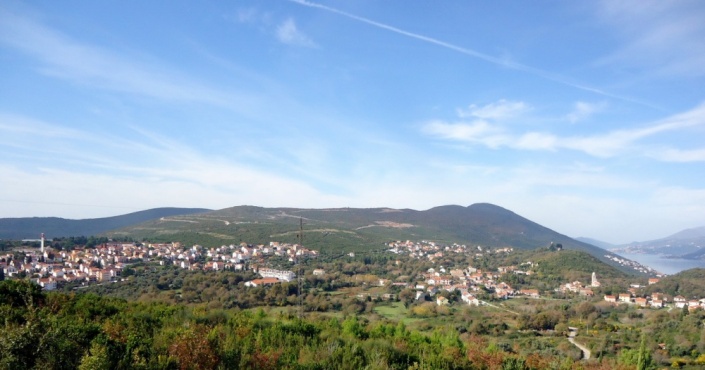 Черногорский поселок Радовичи на полуострове Луштица недалеко от Тивата