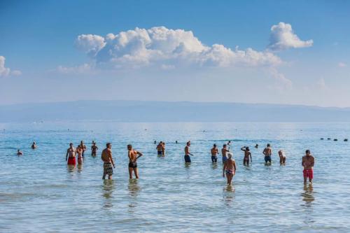 Купание на пляже "Бачвице" в Сплите