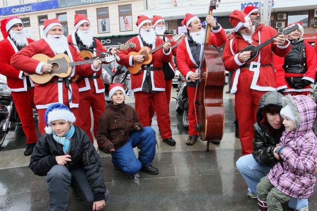 Деды Морозы на мотоциклах в хорватском Осиеке