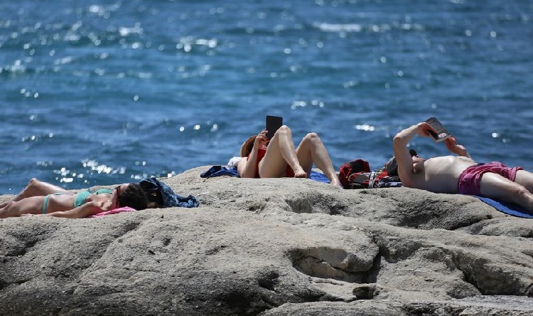 Пляж "Бачвице" в Сплите начале июня 2016 г. 