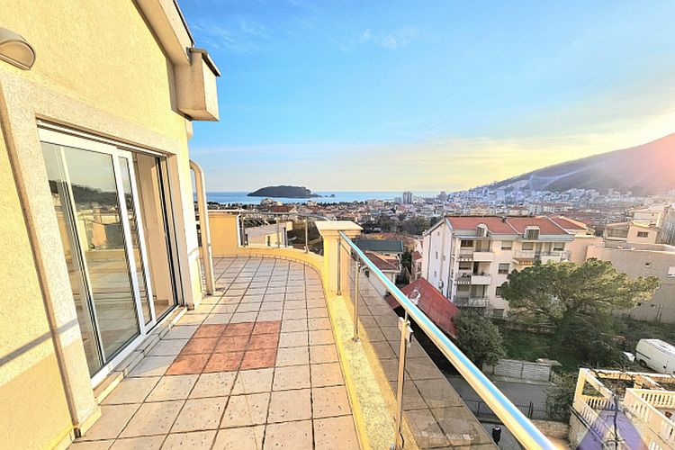 Квартира с панорамным видом на море в Будве, Черногория