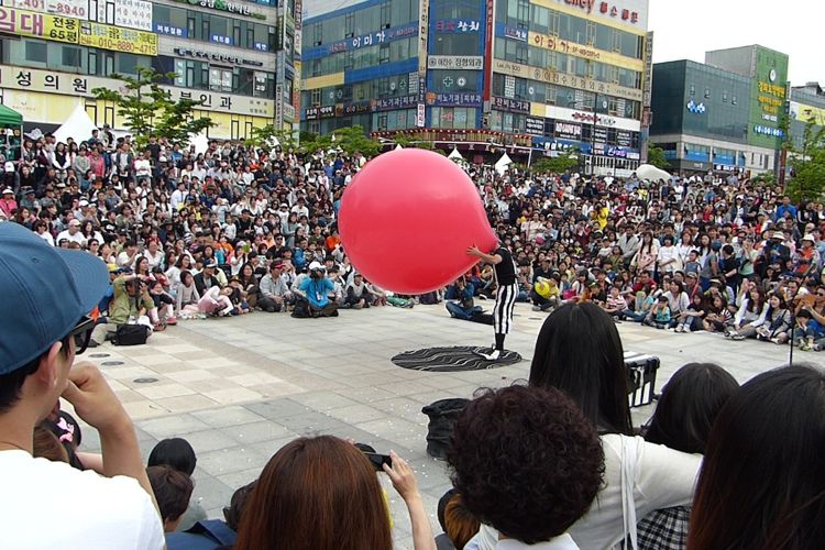 Выступление клоуна Otto il Bassotto в Южной Корее. Фото: Ottoilbassotto.com