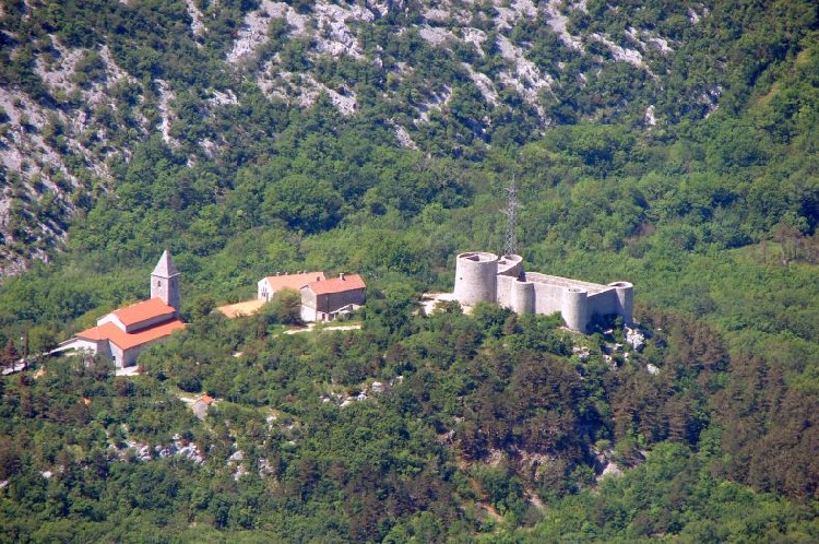Замок Дривеник в Хорватии. Фото: Zeljeznice.net