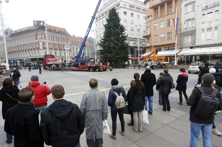 Установка новогодней елки в Загребе