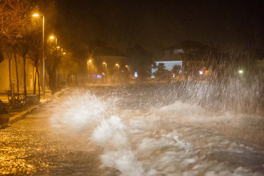 Ураганный ветер в городке Каштел-Нови
