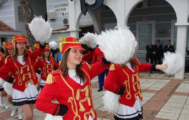 Народные гуляния на Празднике мимозы в Херцег-Нови 